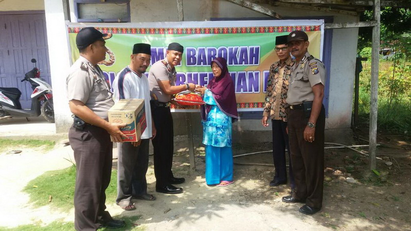 Polisi Ini Bantu Janda Miskin di Desa Sialang Kubang